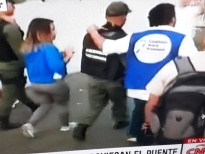 Desertan policías venezolanos que acordonaban puente fronterizo con Colombia