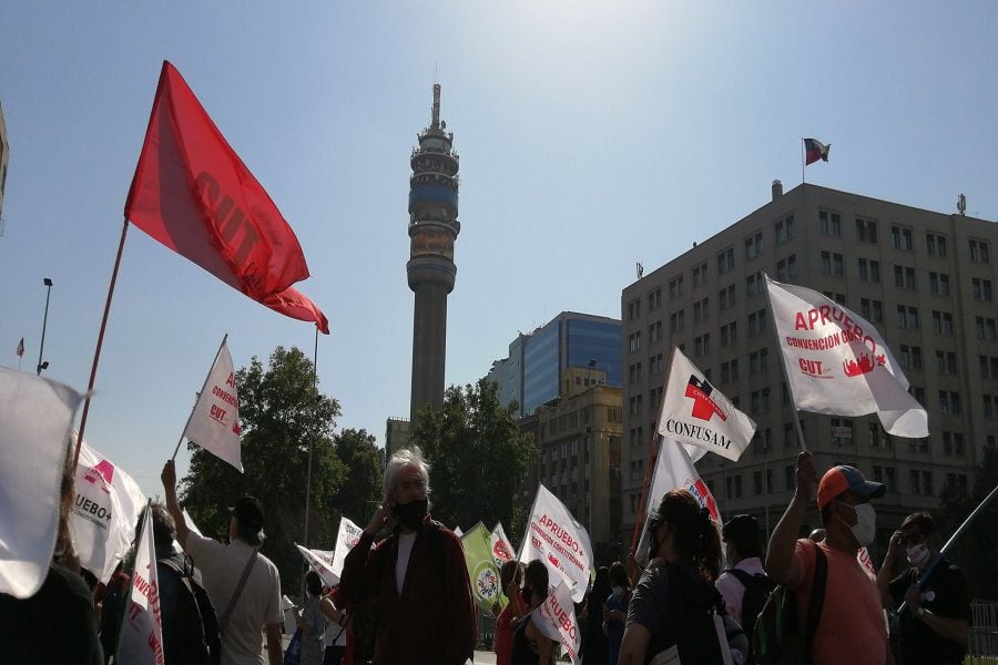 La CUT realiza "banderazo" frente a La Moneda