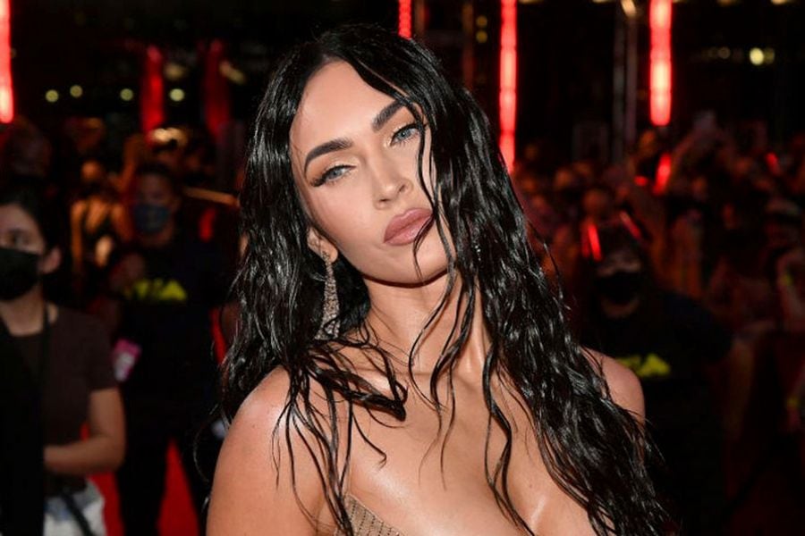 Causó furor: Megan Fox desfiló con vestido transparente en la alfombra roja de los MTV VMAs