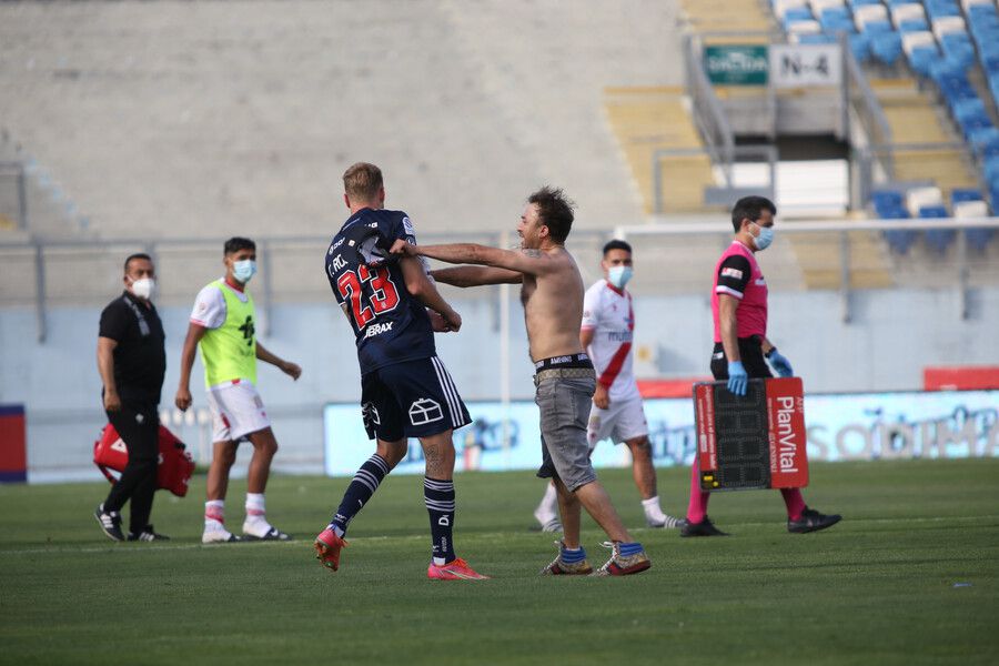 Nueva derrota azul: Hinchas de U de Chile ingresan a la cancha tras perder contra Curicó Unido