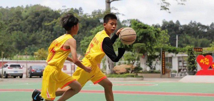 Zhang Jiacheng: talentoso adolescente del básquetbol con un solo brazo