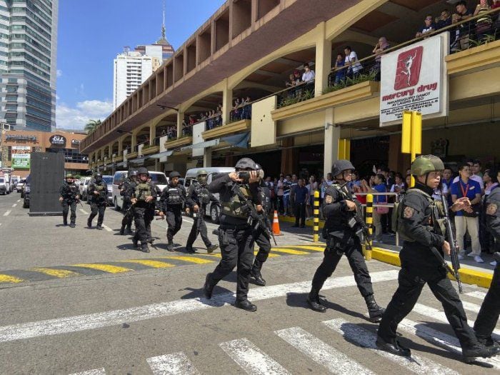 Guardia es despedido y en represalia toma rehenes en centro comercial filipino