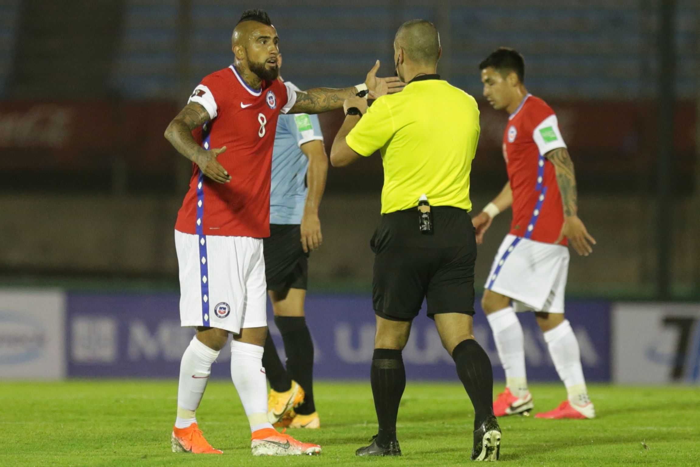 Audios del VAR confirman el saqueo de los árbitros paraguayos contra la "Roja"