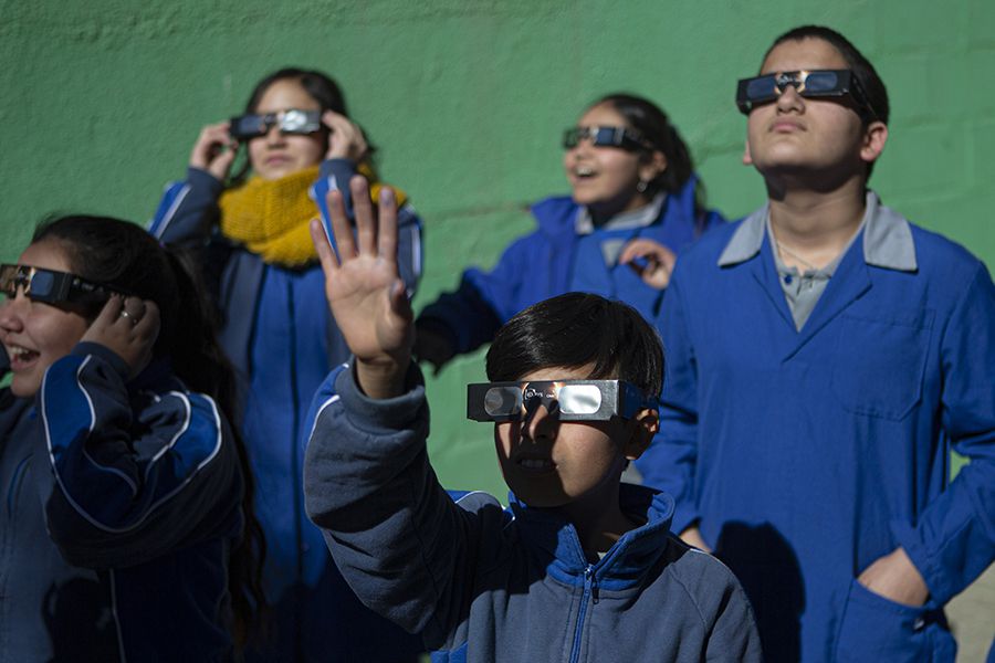 Olvídese de radiografías en el eclipse: levante la cabeza de forma segura