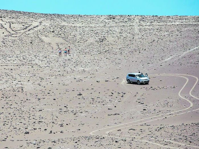 Dos chilenos y una belga caen por dañar el Gigante de Tarapacá