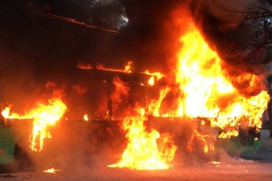 Dos buses del Transantiago fueron quemados en Peñalolén: antisociales intimidaron a conductores