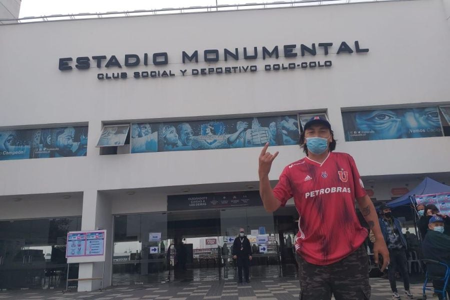 "Hay sensaciones encontradas": El hincha de la U que llegó con su camiseta a votar al Monumental