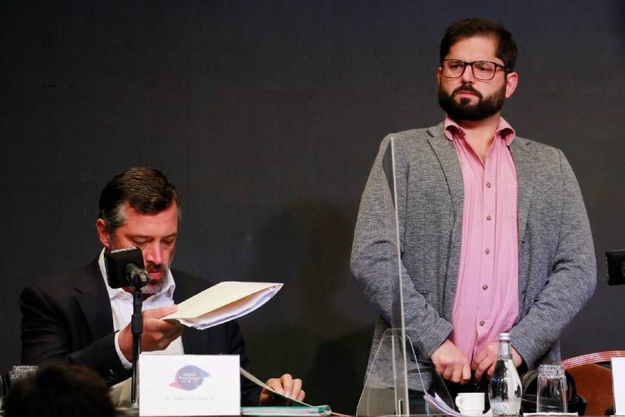 "La desesperación en la que estás...": el duro round entre Boric y Sichel en Debate Archi