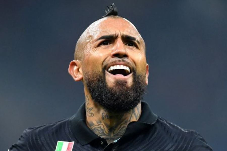 "Soy feliz": Arturo Vidal sorprende estrenando su "pandita" en las calles de Italia