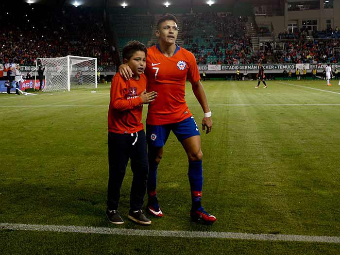 El niño que saltó a la cancha y le robó el corazón a Alexis Sánchez