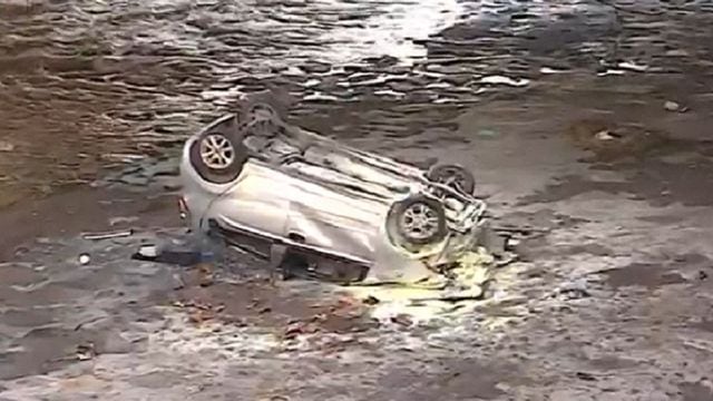 Conductor iba en estado de ebriedad: auto cayó a la ribera del río Mapocho