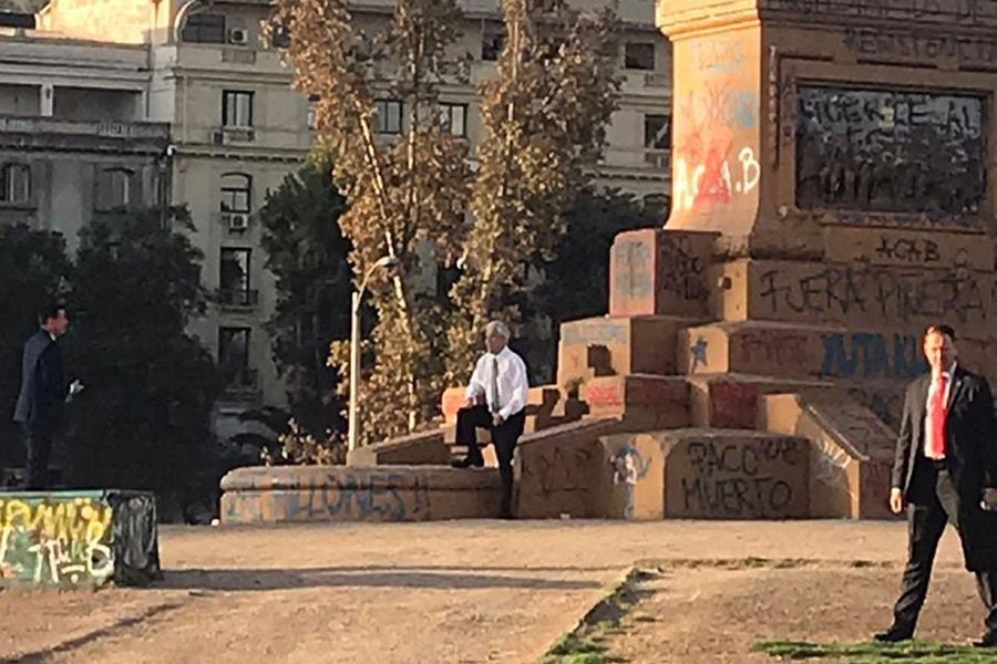 Las pandémicas reacciones al paseo y fotos de Piñera en Plaza Baquedano