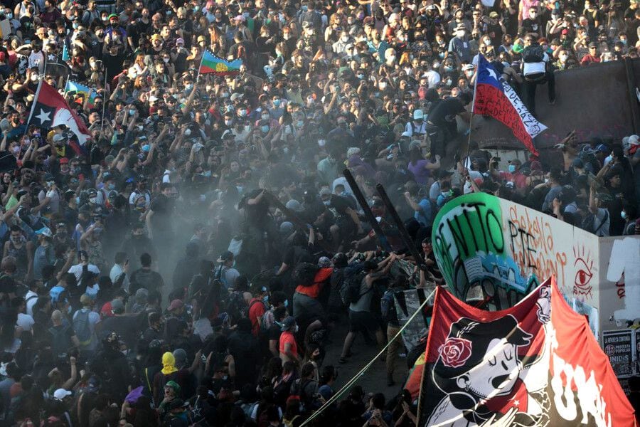 Manifestantes destruyen cierre perimetral del monumento a Baquedano