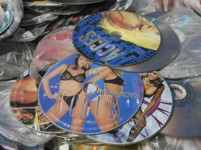 Hijo indignado realizará millonaria demanda contra sus padres por destruir su colección porno