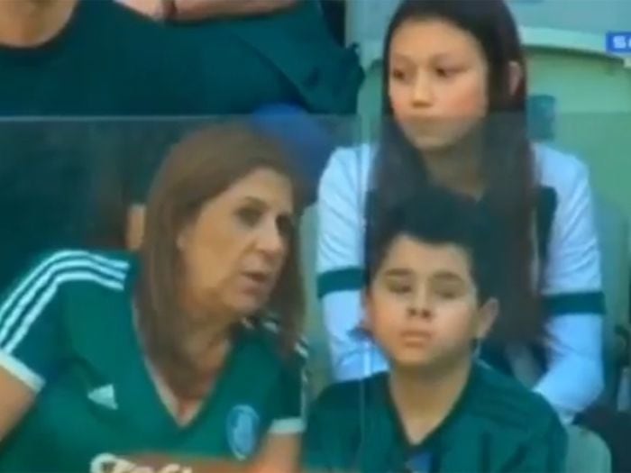 [Video] Mamá que le relata partido a su hijo ciego conmueve la web