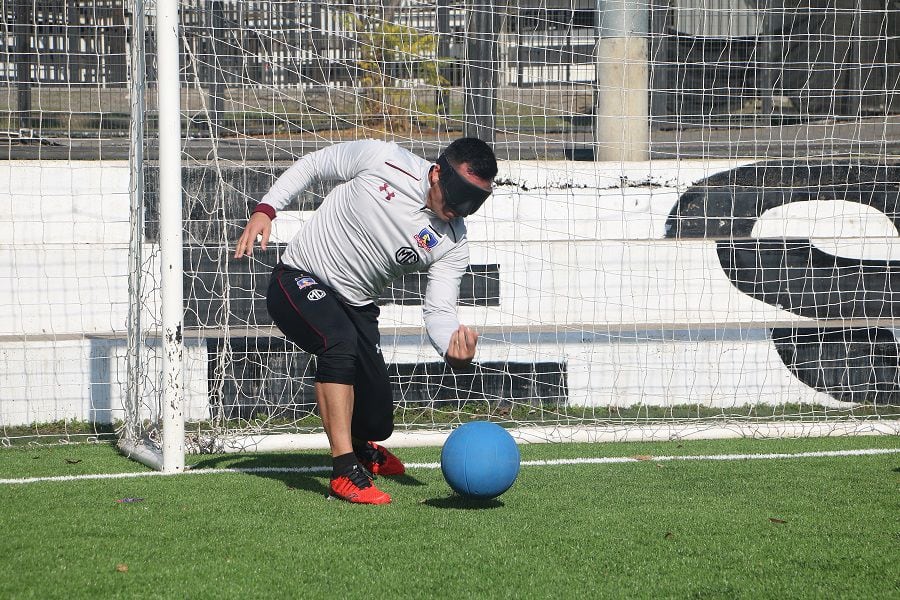 Colo Colo se tapó los ojos para entrenar con el equipo de goalball