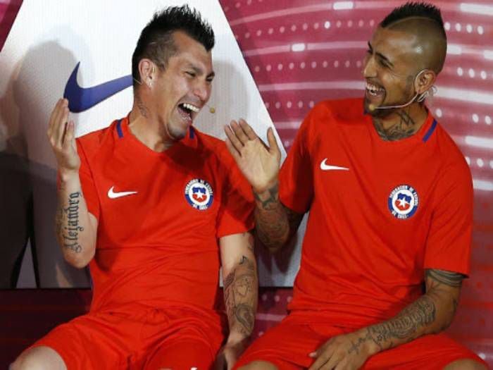 El aporte a la Cruz Roja que puso felices a Arturo Vidal y Gary Medel