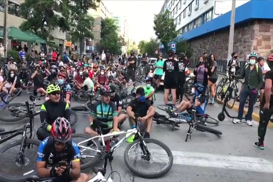 Cientos de ciclistas cortan Av Providencia en protesta por joven atropellada