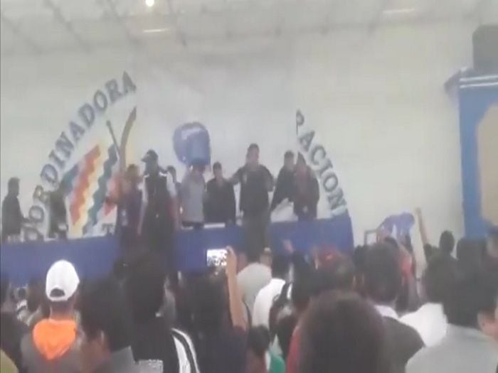 Lanzan sillas a Evo Morales en reunión de su propio partido en Bolivia