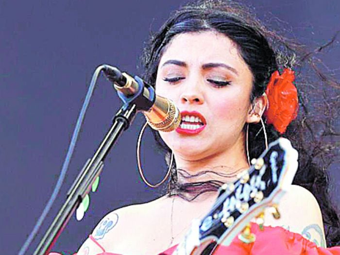 Mon Laferte irá a la pelea en los Grammy Latinos 2018