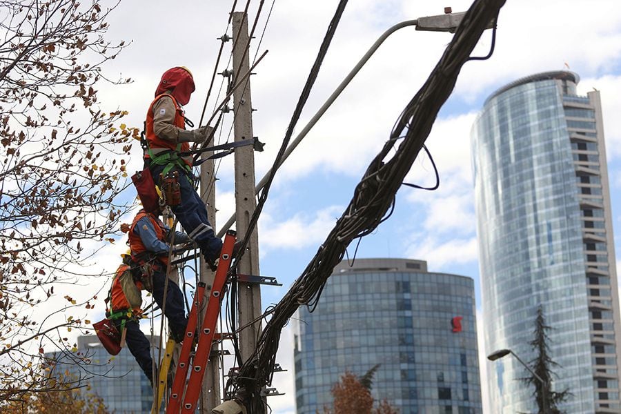 Cuadrillas de Enel trabaja reponiendo la energía tras los cortes de luz
