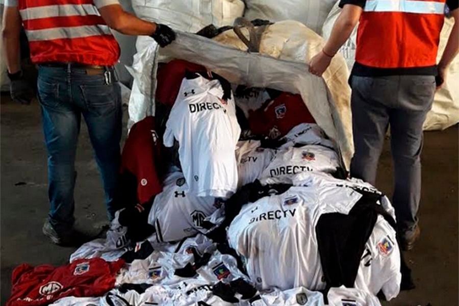 Camiseta de Colo Colo la rompe entre piratas