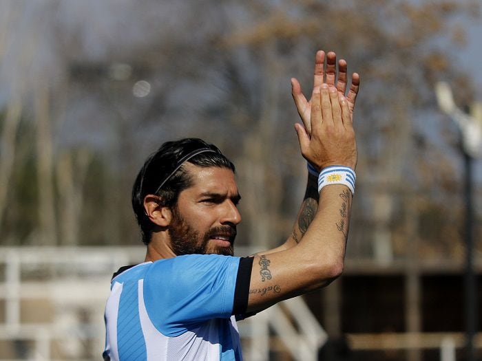 El "Loco" sigue vigente: Sebastián Abreu firmó en su club número 28