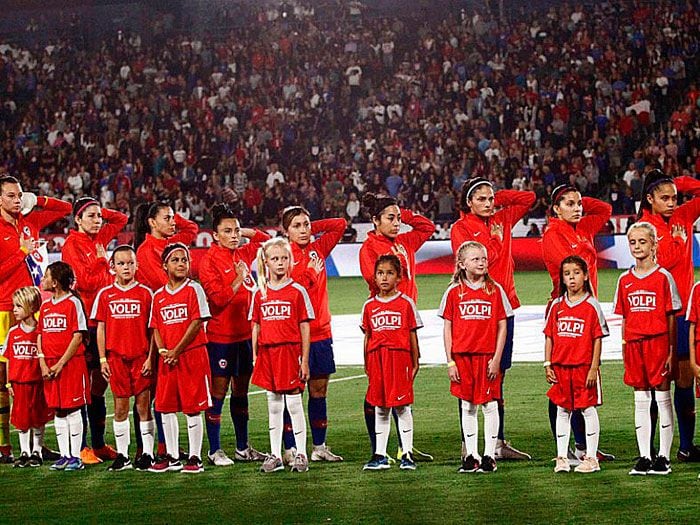 La Roja femenina emocionó al mundo con bella campaña contra el cáncer de mama