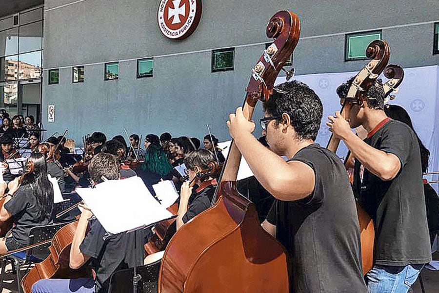 Hospital le salvó la vida y agradeció con un concierto