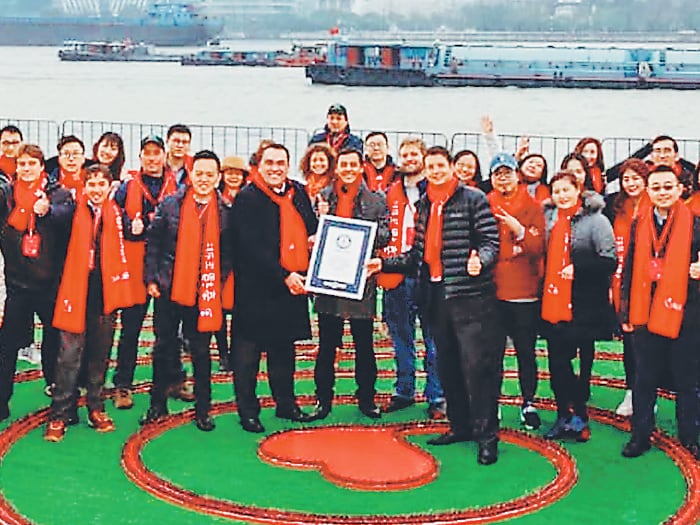 Chile rompió récord Guinnes en China: formó una descomunal cadena de cerezas