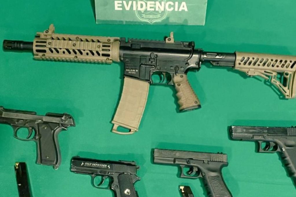 Las armas que portaban los participantes de supuesto videoclip. /Foto: Carabineros.