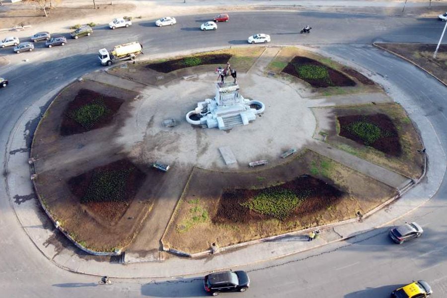 Realizan limpieza a monumento de Plaza Baquedano: municipio no dio la orden