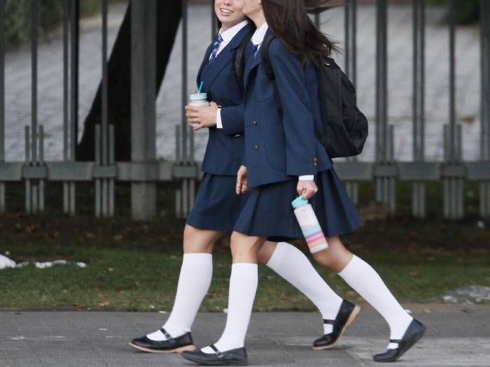 Foto de beso lésbico entre escolares desata polémica en Ovalle