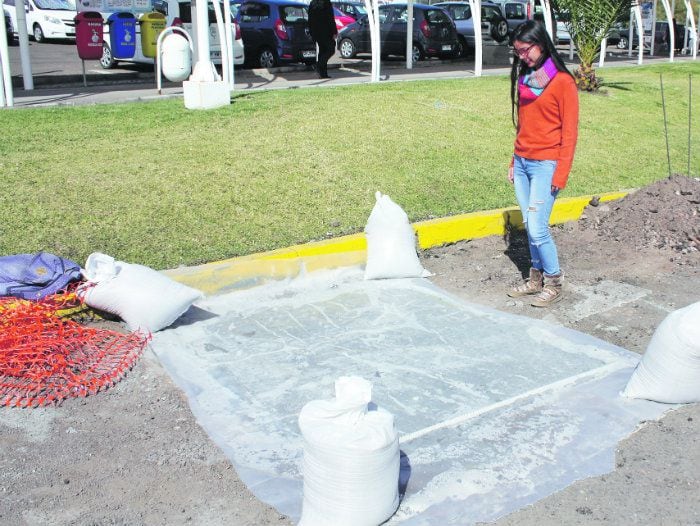 Calles con hoyos vuelven a la vida gracias a neumáticos en desuso