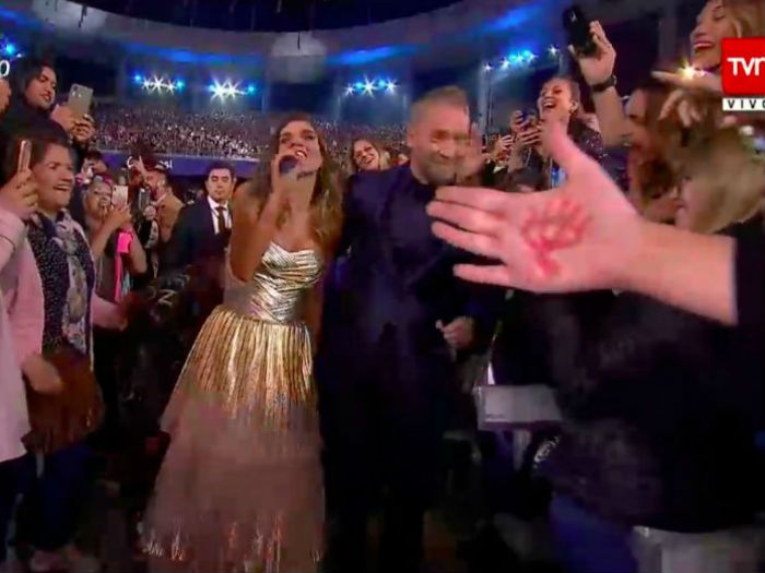 La mano con un ojo ensangrentado que se vio antes del show de Pablo Alborán