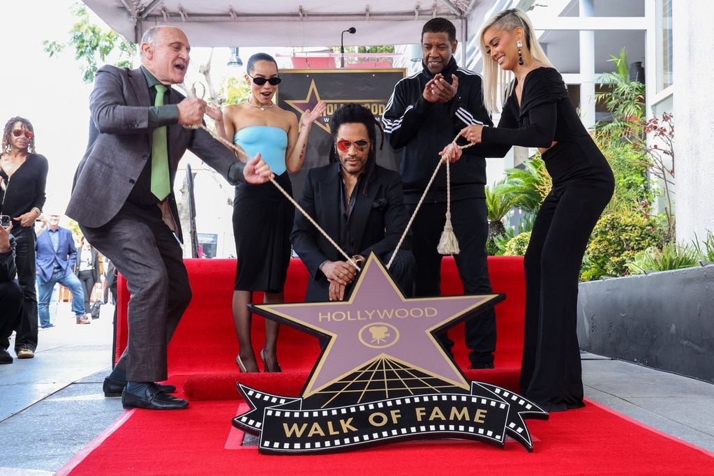 Lenny Kravitz recibe su estrella en el Paseo de la Fama. Foto: REUTERS/Mario Anzuoni.
