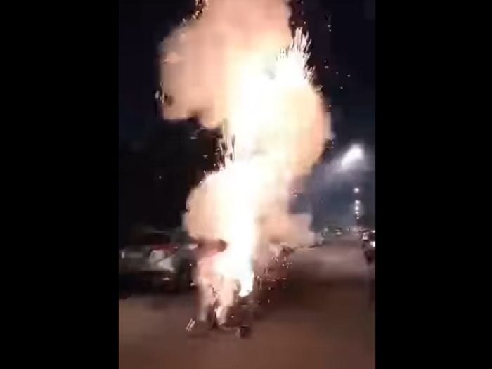 [VIDEO] Hombre enciende fuegos artificiales y le explotan en su cara