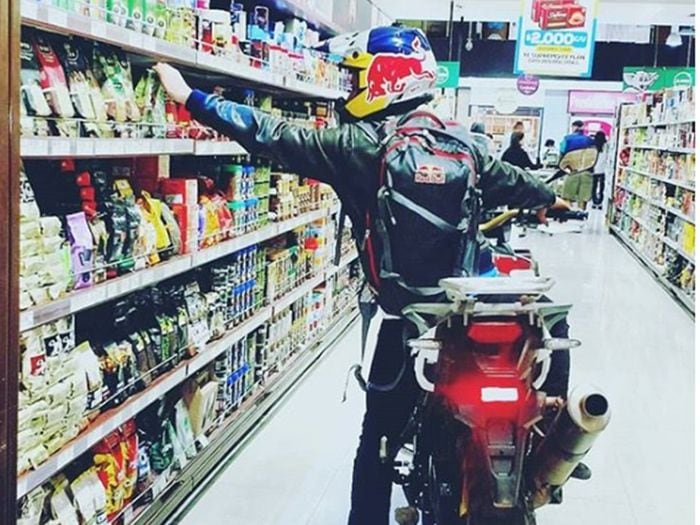 "Chaleco" López armó una carrera de motos por los pasillos de un mall