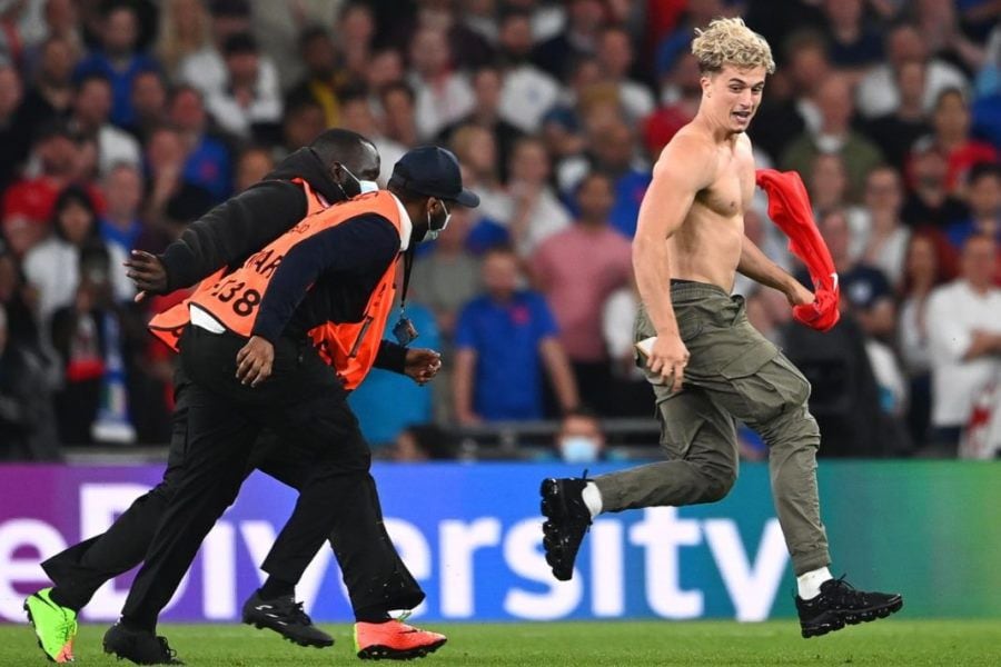 Viralizan fotos del hincha que ingresó al estadio y paralizó la final de la Eurocopa