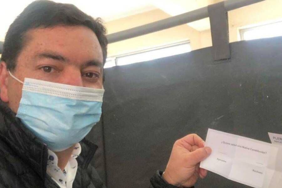 Lo subió a redes: diputado Fuenzalida fotografía papeleta del voto