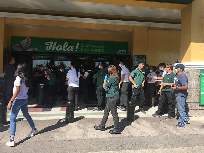 Pánico en súper por cliente que fue a comprar en su cuarentena