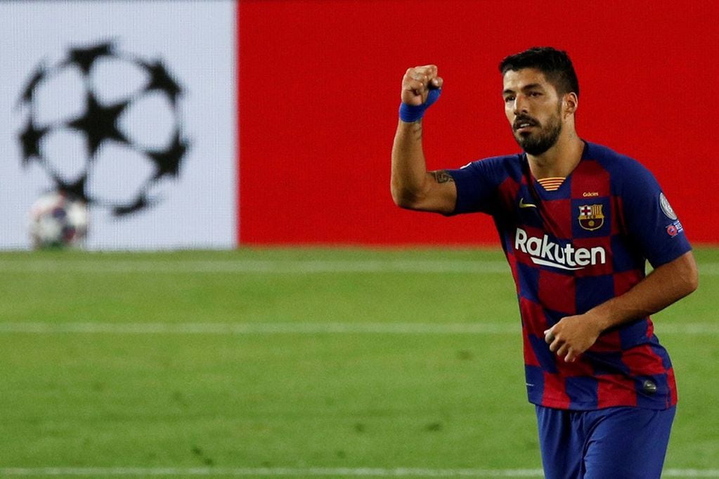 FILE PHOTO: Soccer Football - Champions League - Round of 16 Second Leg - FC Barcelona v Napoli - Camp Nou, Barcelona, Spain - August 8, 2020  Barcelona's Luis Suarez celebrates scoring their third goal, as play resumes behind closed doors following the outbreak of the coronavirus disease (COVID-19)  REUTERS/Albert Gea/File Photo