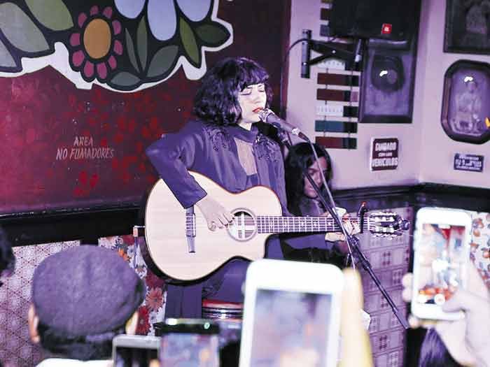 Mon Laferte cantó de sorpresa en el Bar Liguria