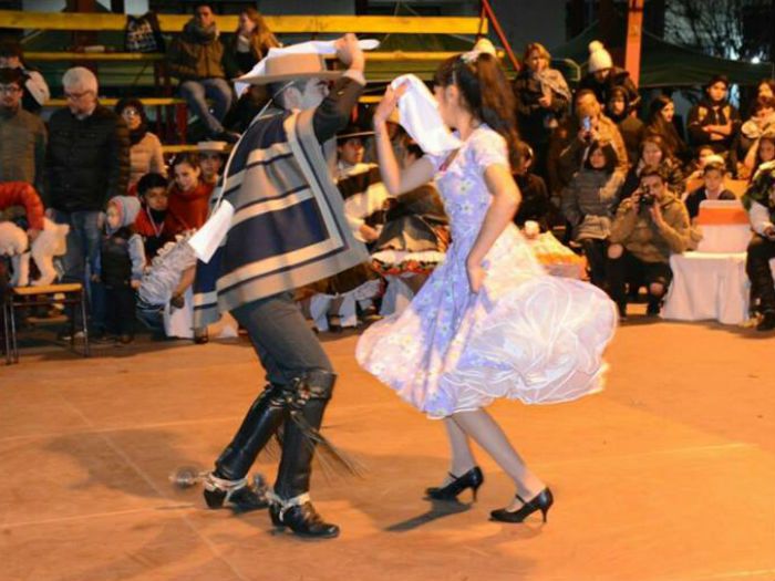 Carabineros multa a joven pareja por bailar cueca en Estación Central