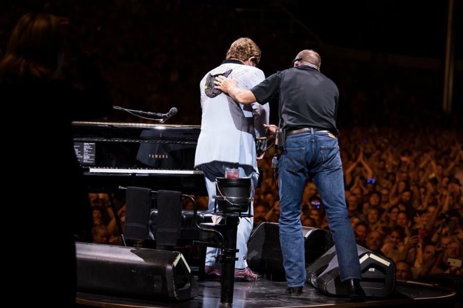 Un mar de lágrimas: Elton John se quedó sin voz y suspendió concierto