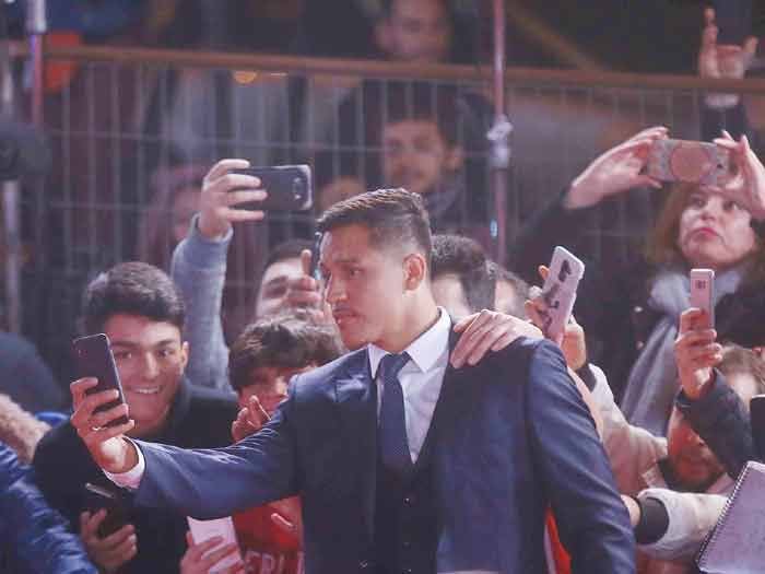 Bigote de Alexis Sánchez se llevó todos los memes de la alfombra roja