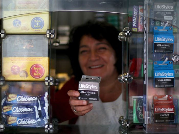 Al alcance del bolsillo: comenzó venta de condones en kioscos de Santiago