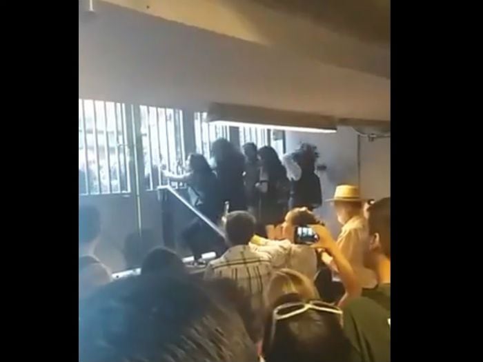 Estudiantes intentaron derribar acceso a Los Leones tras cierre de la estación