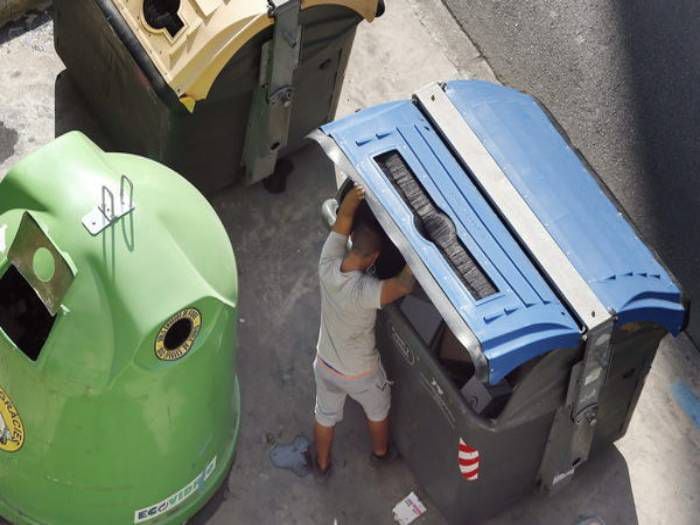 Valparaíso: sujetos intentaron entrar a banco desde contenedor de basura