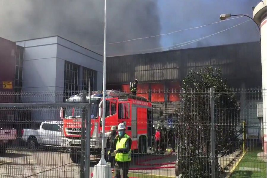 Gran incendio en pesquera emana humo tóxico en Talcahuano: llaman a cerrar ventanas